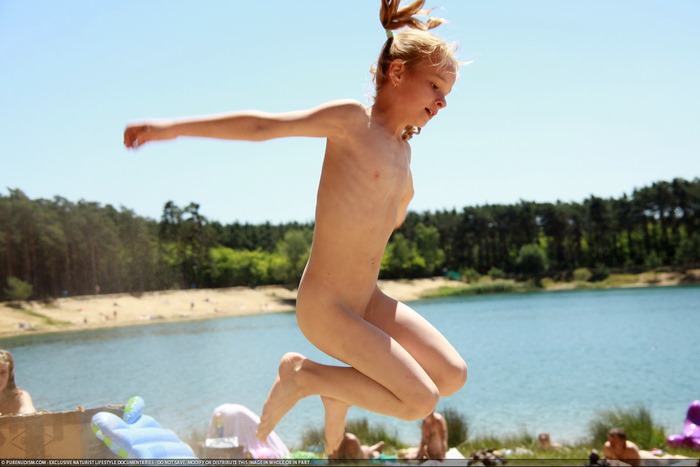 Weekend with nudists in the summer on the lake photo [Nudity collection]